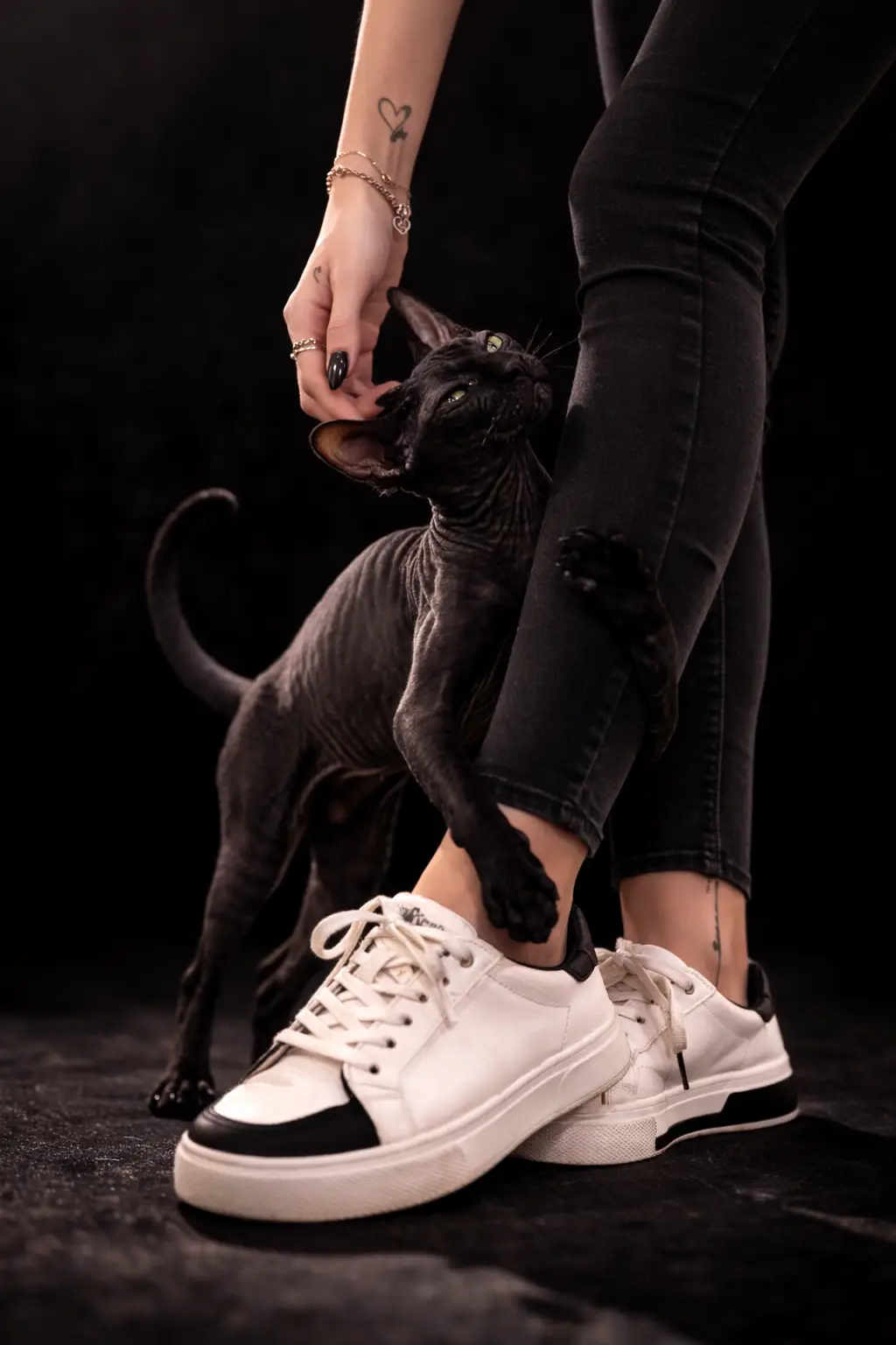 Pernas de uma pessoa com os pés em cima de sapatos O conteúdo gerado por IA pode estar incorreto.